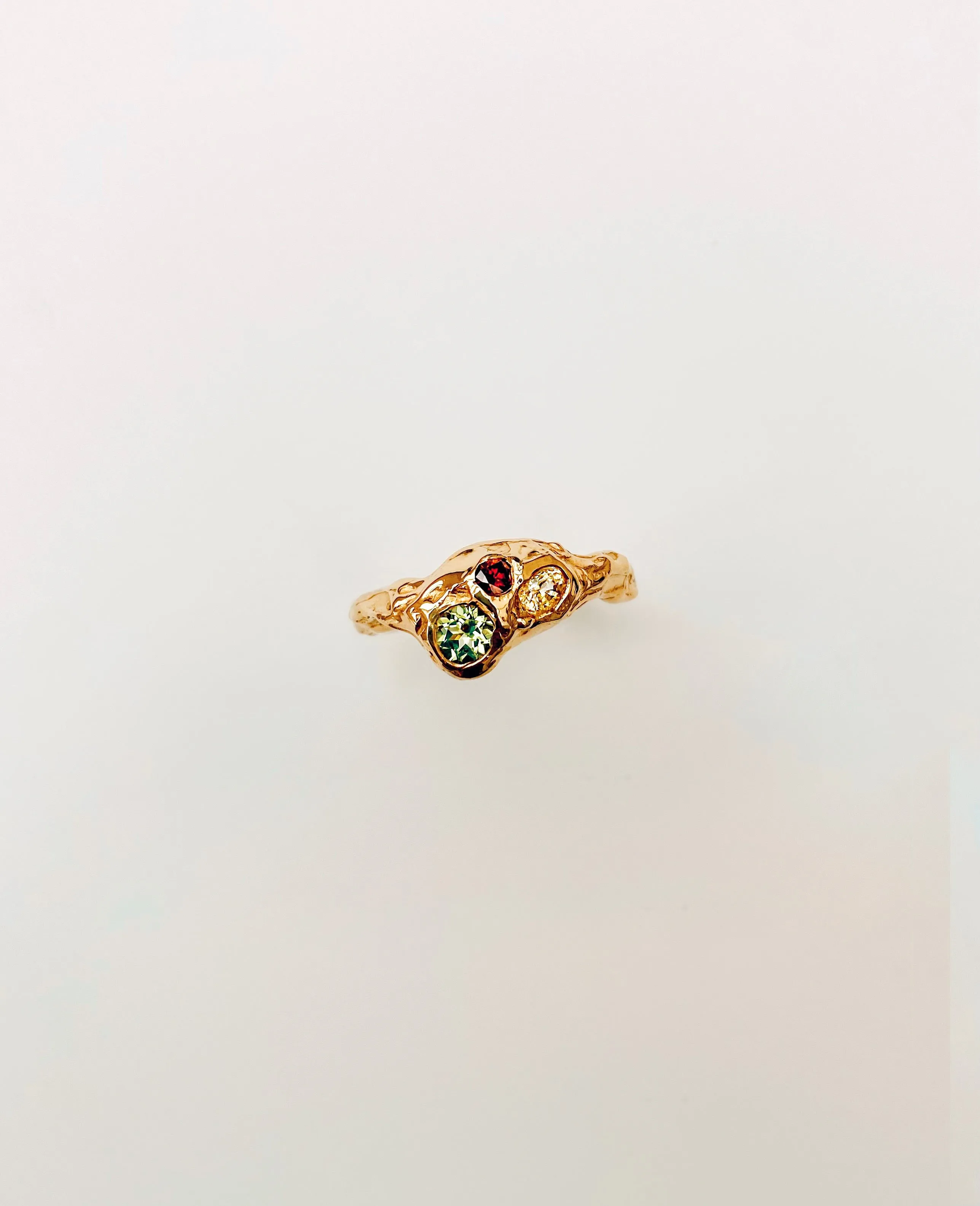 Ring 18 karat gold with diamond, peridot and sapphire