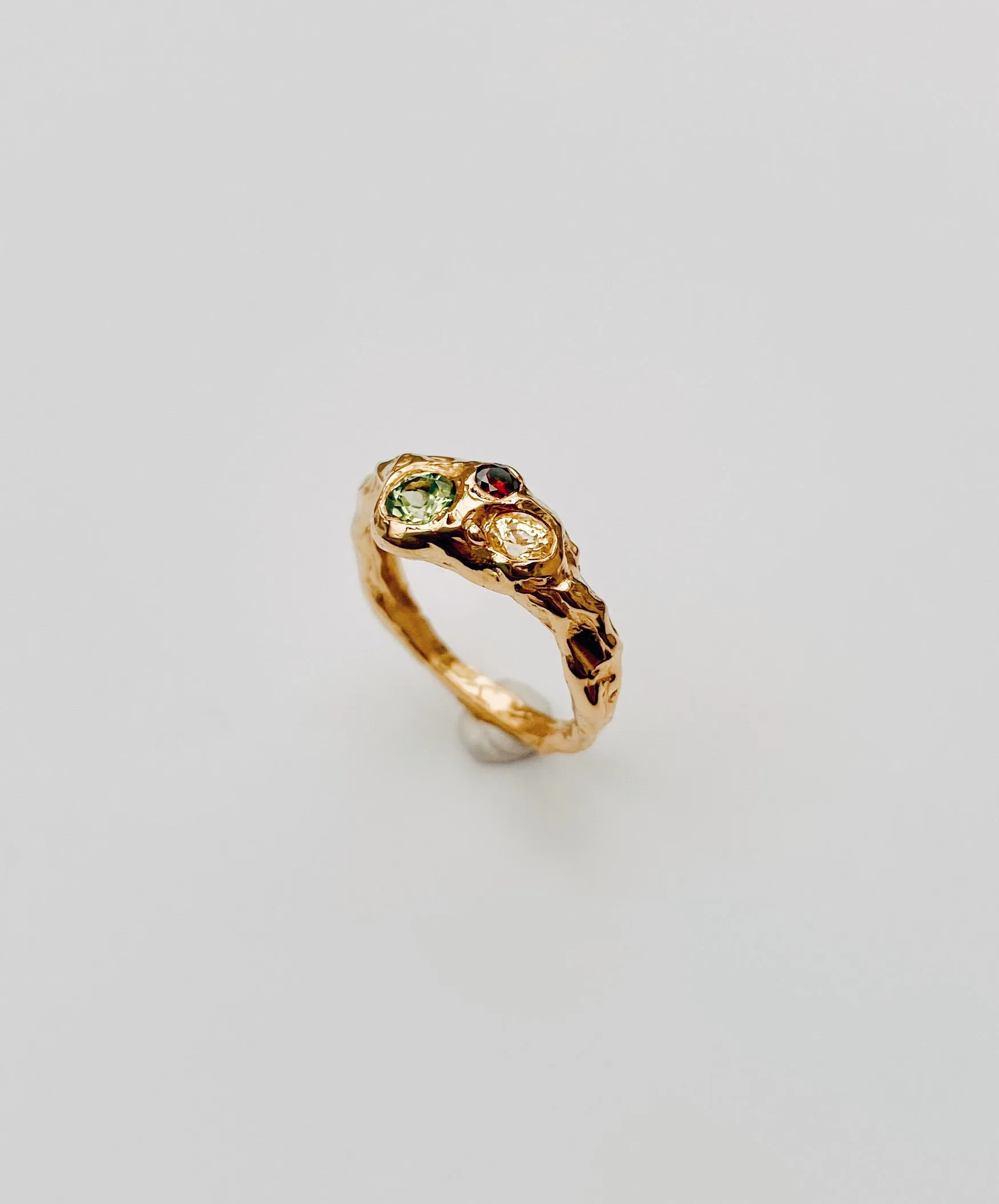 Ring 18 karat gold with diamond, peridot and sapphire